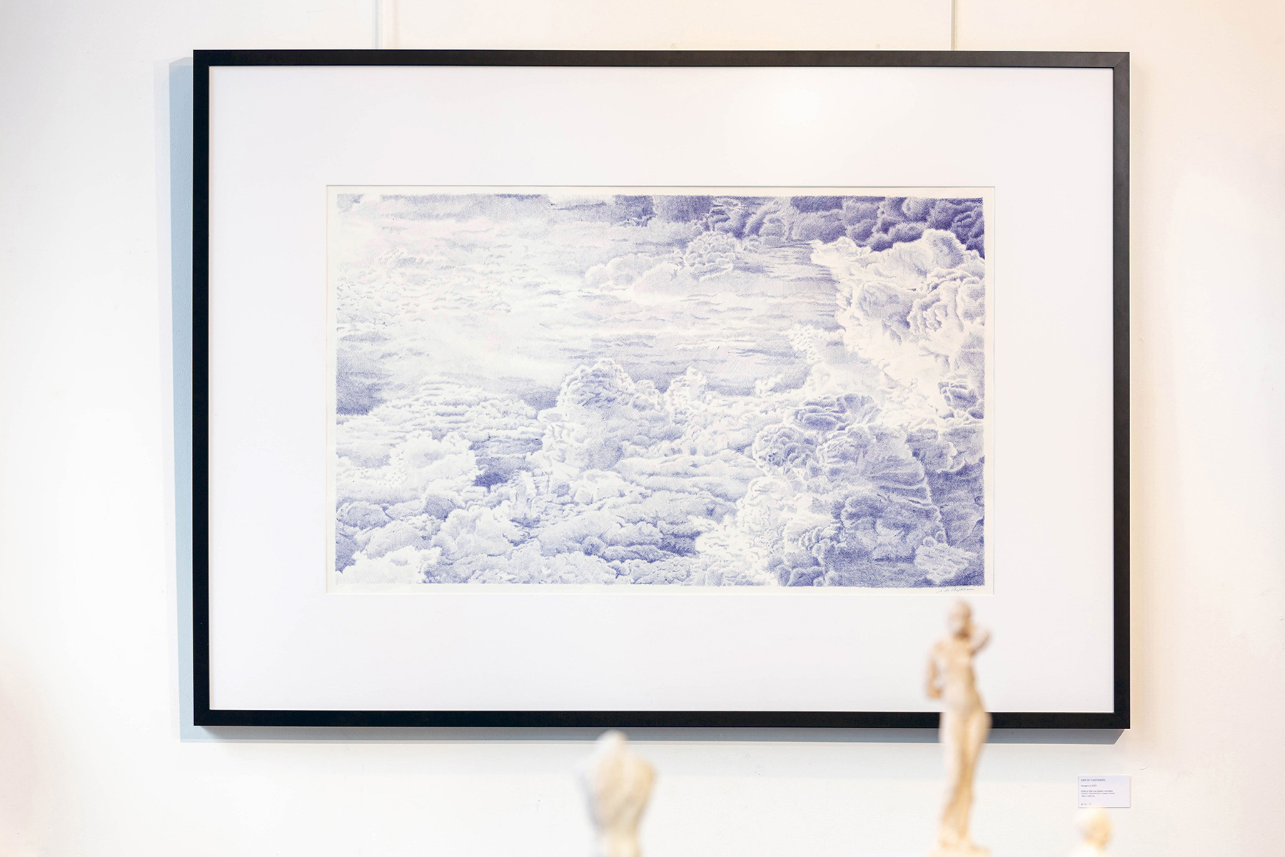 Nuages V - exposition dans la galerie du 59 Rivoli, Paris 1er, 2025 - Stylo à bille BIC sur papier - encadré - 100x140 cm - Inès de Chefdebien