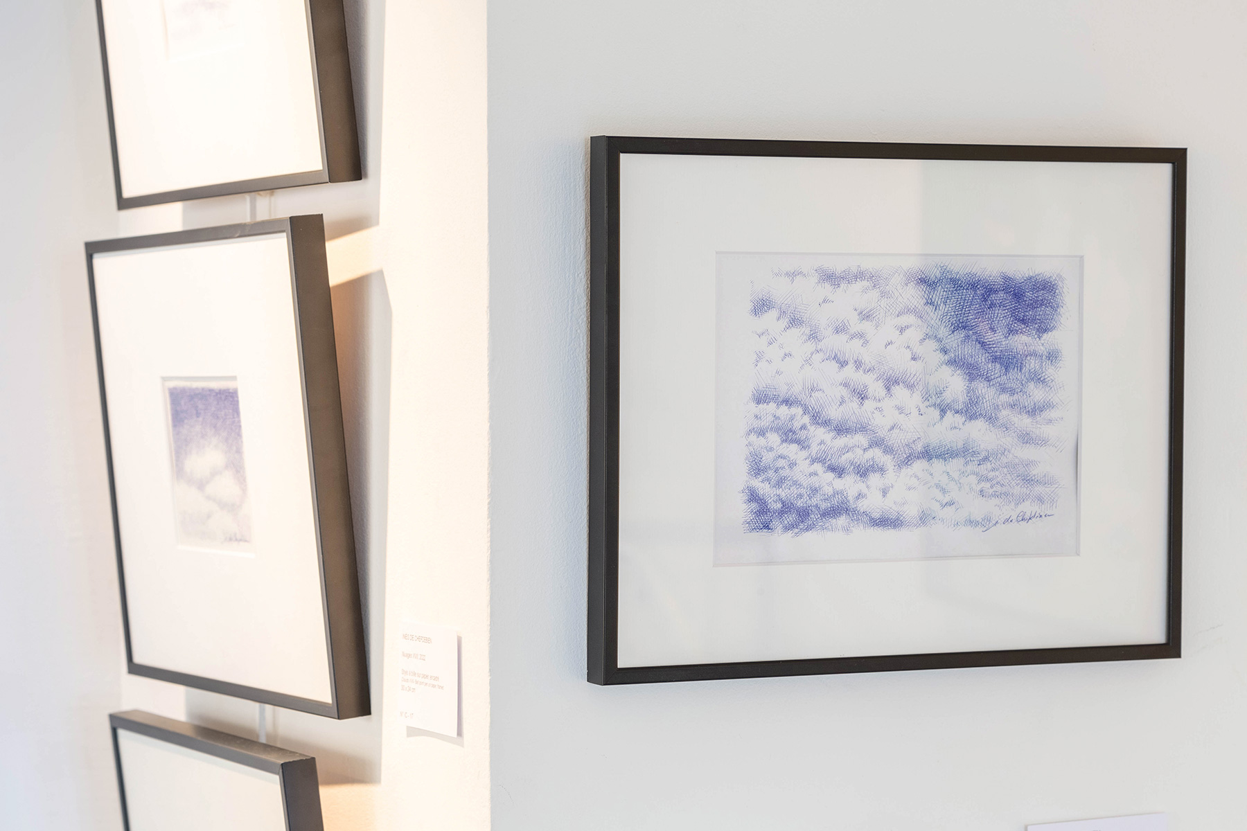 Nuages encadrés - Stylo à bille BIC sur papier - exposition 59 Rivoli 2025 - Inès de Chefdebien